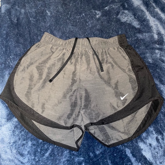 Nike Shorts Women’s size Small - Picture 1 of 3